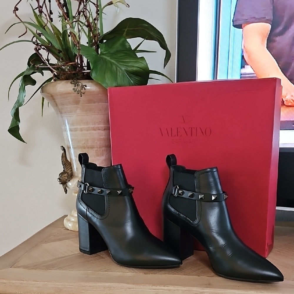 Valentino Black Beattle T.   Size 37 1/2